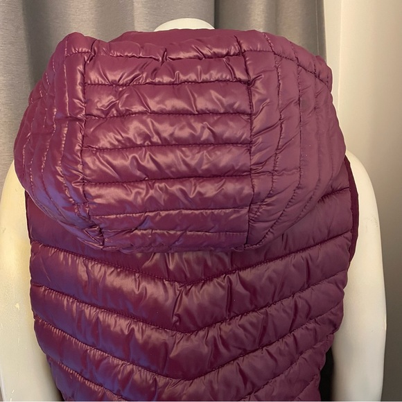 NWT super cute Old Navy thin puffer vest with hood in Blackberry colour. Size S - Picture 7 of 10